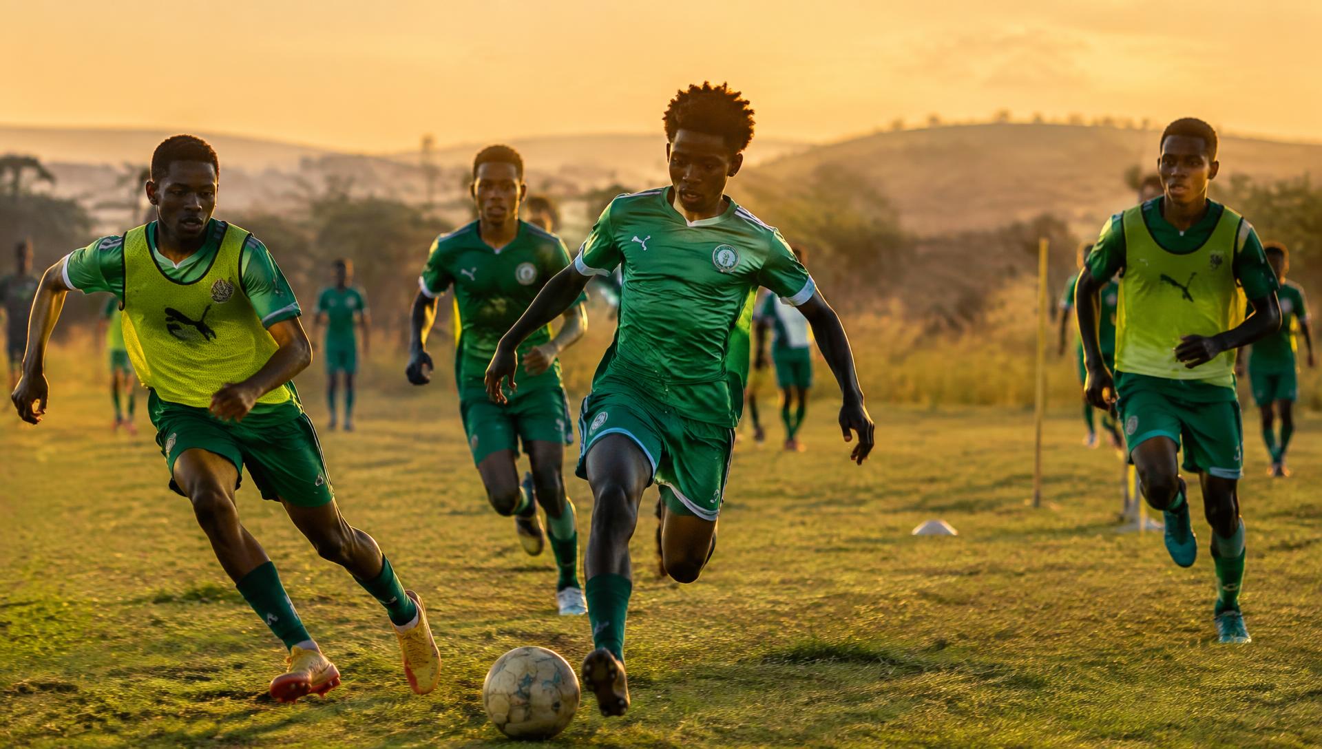Jeunes joueurs de l'EFLD à l'entraînement au coucher du soleil